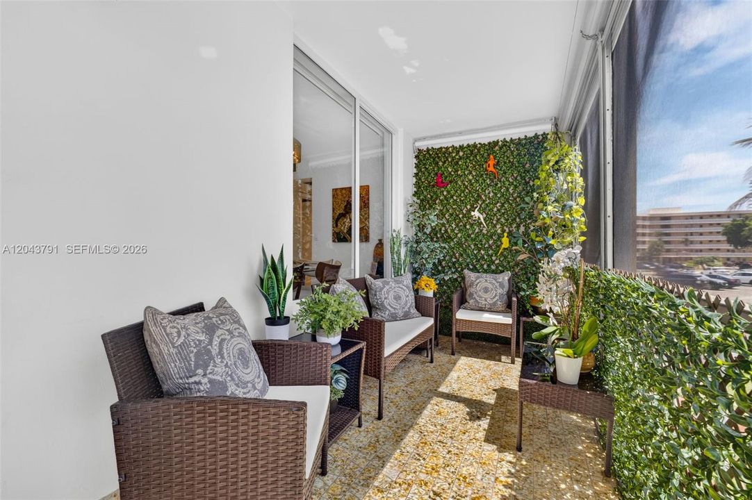 For Sale: $185,000 (1 beds, 1 baths, 817 Square Feet)