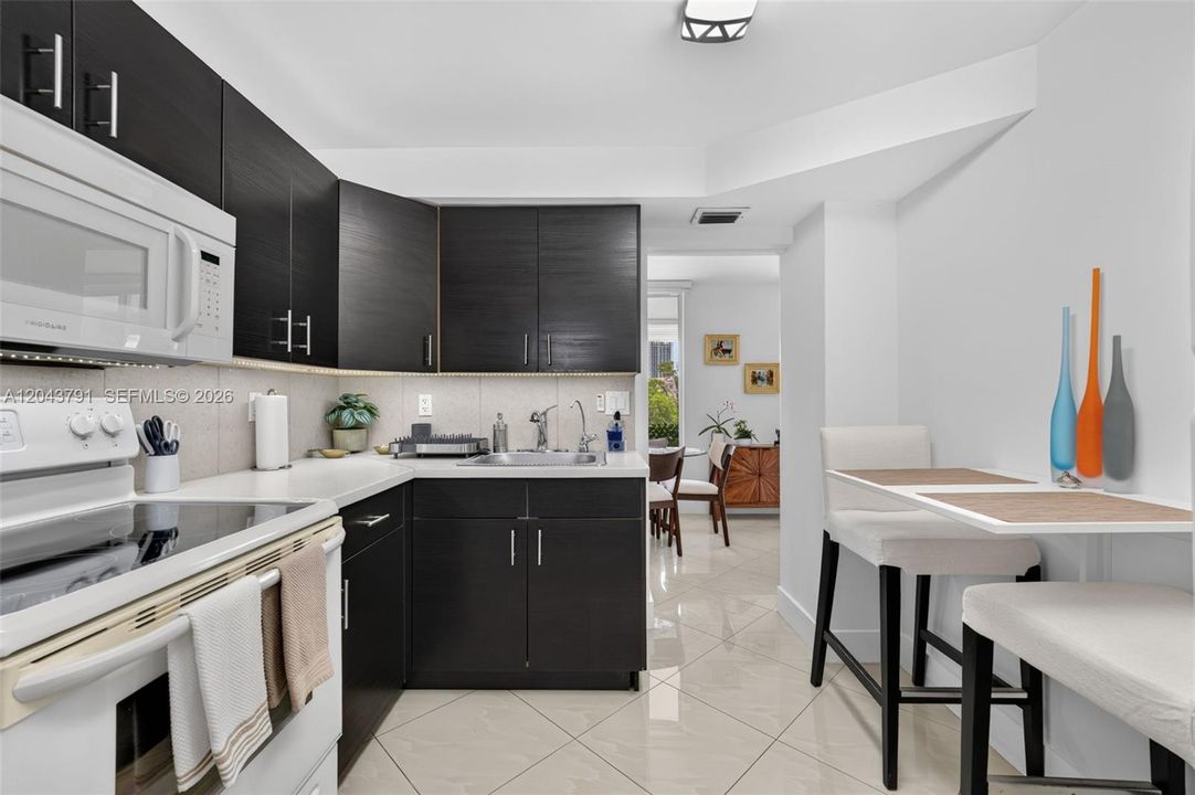 For Sale: $185,000 (1 beds, 1 baths, 817 Square Feet)