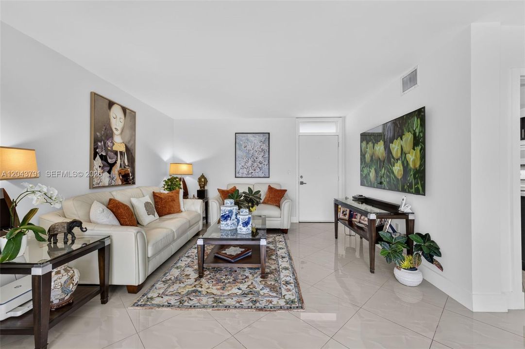 For Sale: $185,000 (1 beds, 1 baths, 817 Square Feet)