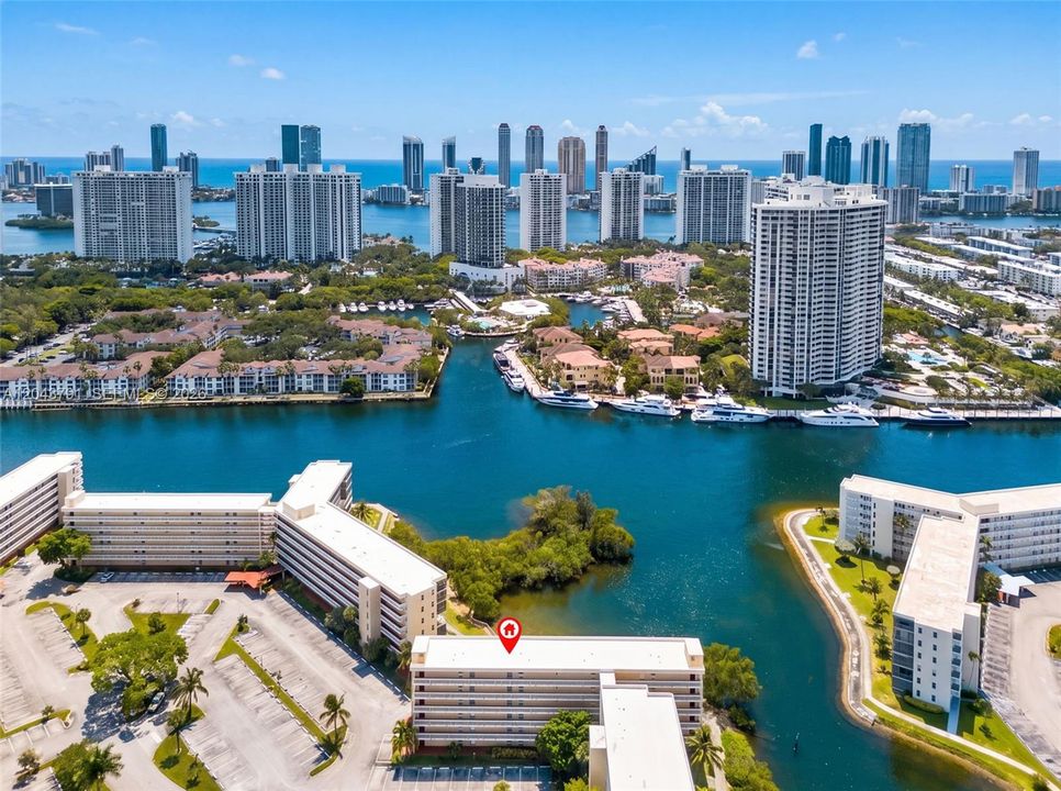 For Sale: $185,000 (1 beds, 1 baths, 817 Square Feet)