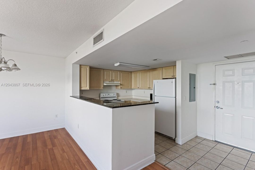 For Rent: $2,500 (1 beds, 1 baths, 770 Square Feet)
