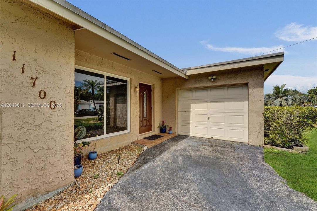 For Sale: $439,900 (2 beds, 2 baths, 1044 Square Feet)