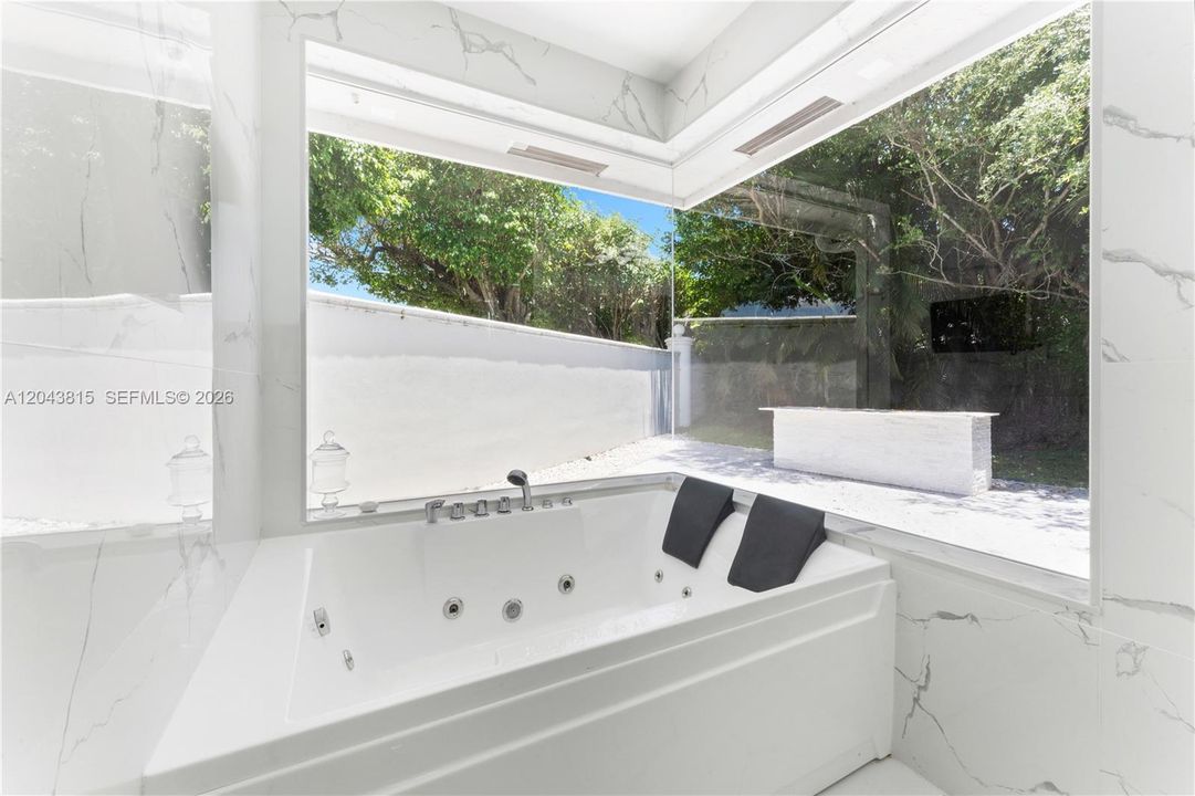 En Renta: $28,000 (6 camas, 6 baños, 4115 Pies cuadrados)