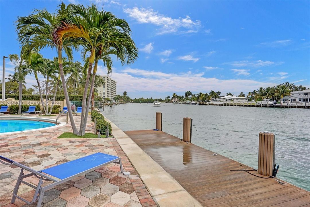 For Sale: $445,000 (2 beds, 2 baths, 1000 Square Feet)