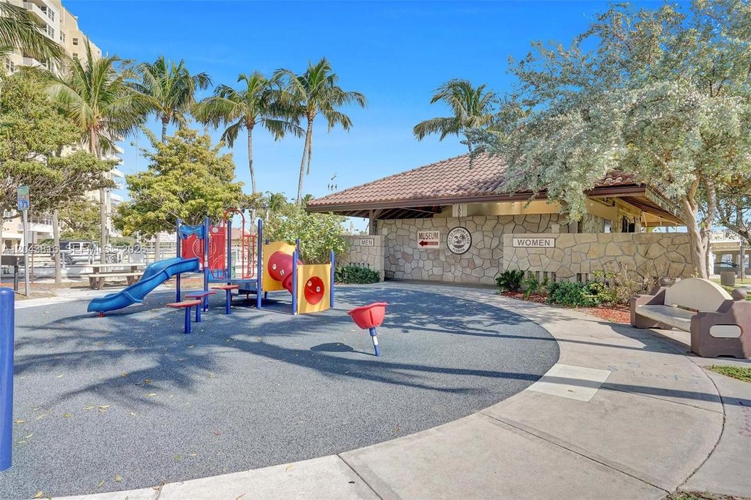 For Sale: $445,000 (2 beds, 2 baths, 1000 Square Feet)