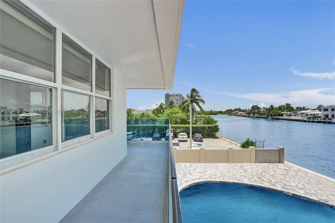 For Sale: $445,000 (2 beds, 2 baths, 1000 Square Feet)