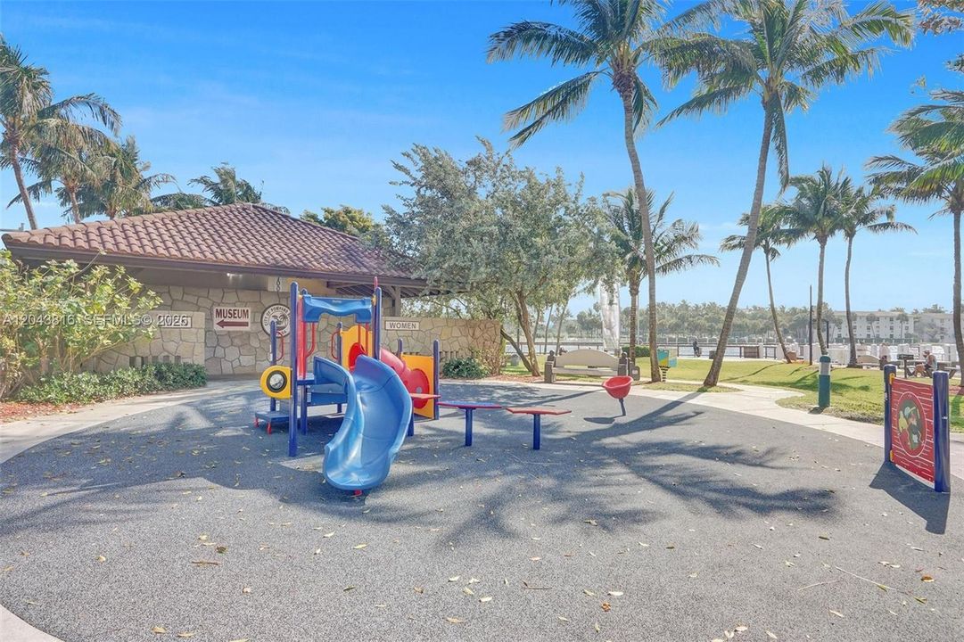 For Sale: $445,000 (2 beds, 2 baths, 1000 Square Feet)