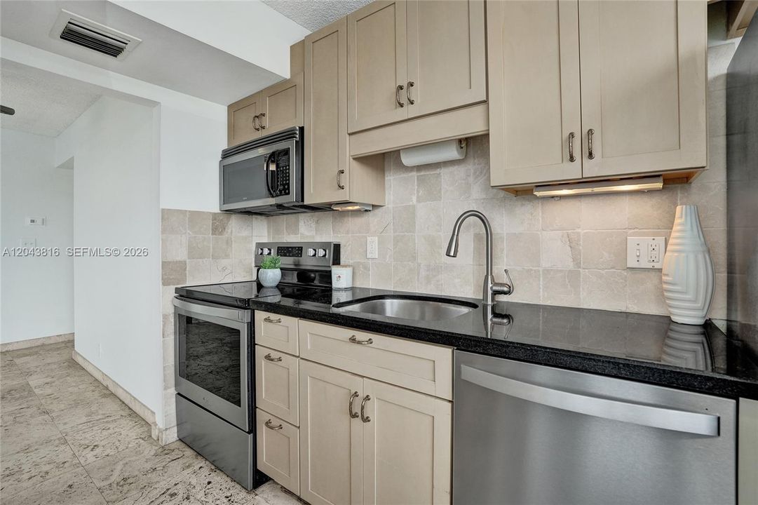 For Sale: $445,000 (2 beds, 2 baths, 1000 Square Feet)