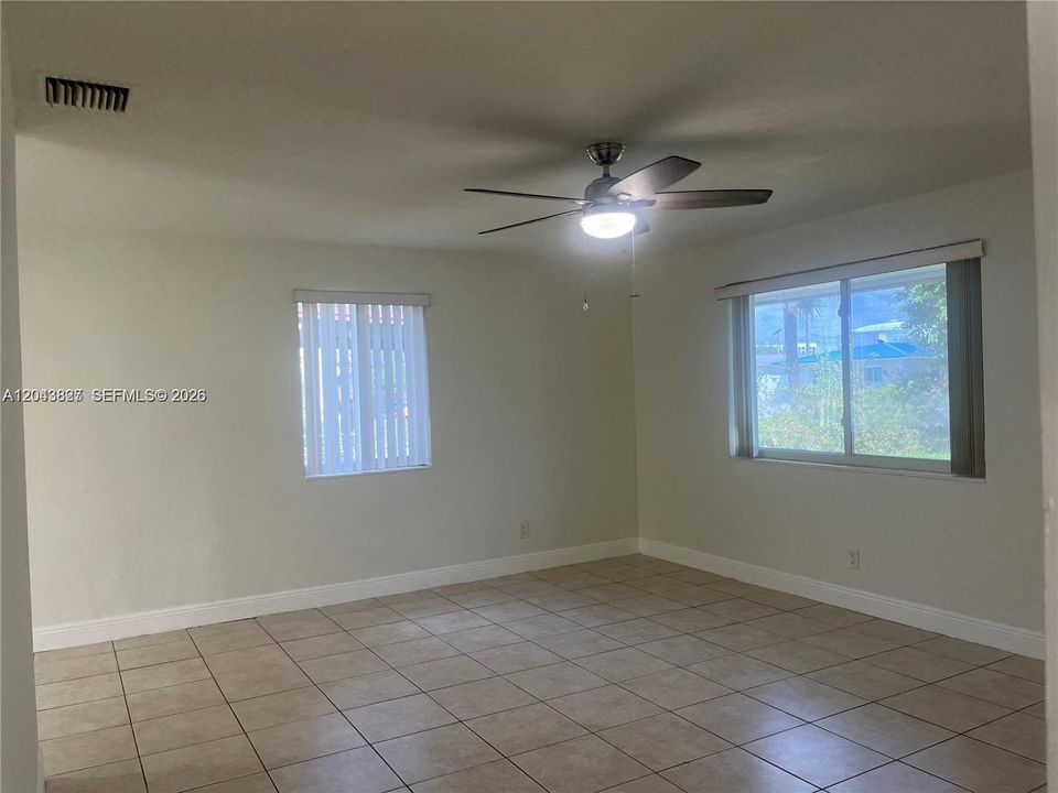 For Rent: $2,150 (2 beds, 1 baths, 884 Square Feet)