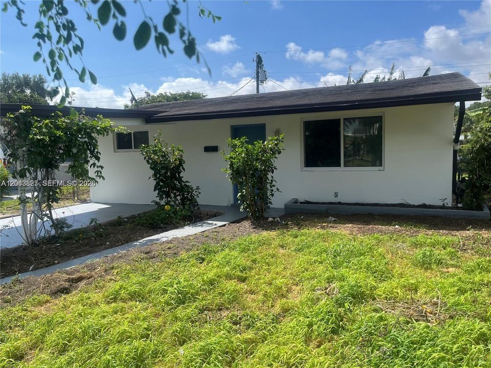 For Rent: $2,150 (2 beds, 1 baths, 884 Square Feet)