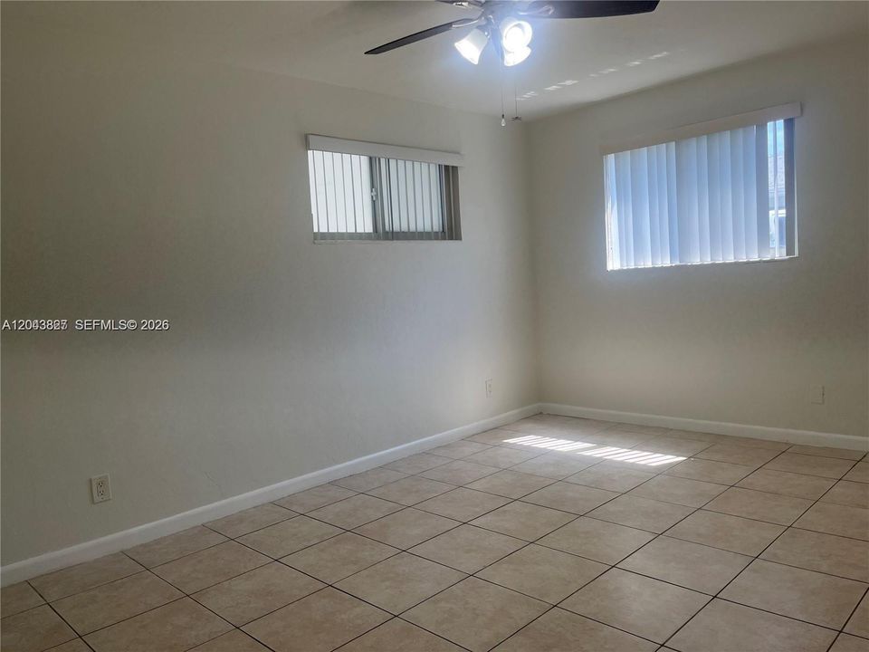 For Rent: $2,150 (2 beds, 1 baths, 884 Square Feet)