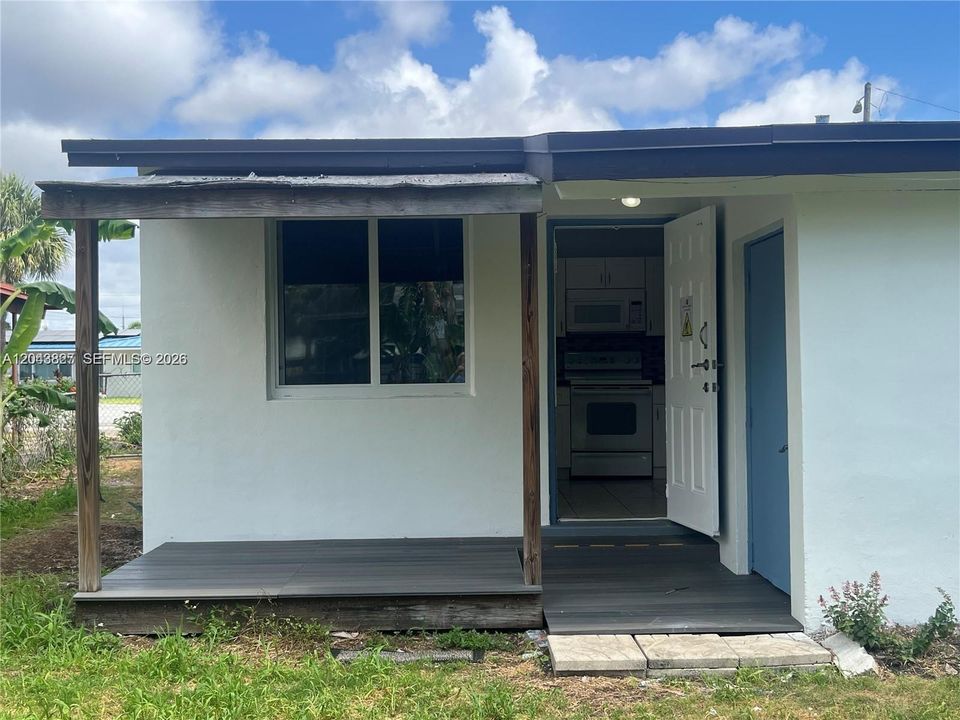 For Rent: $2,150 (2 beds, 1 baths, 884 Square Feet)