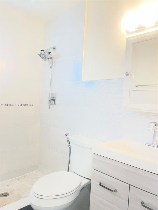 For Rent: $2,150 (2 beds, 1 baths, 884 Square Feet)