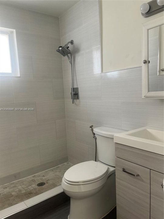 For Rent: $2,150 (2 beds, 1 baths, 884 Square Feet)