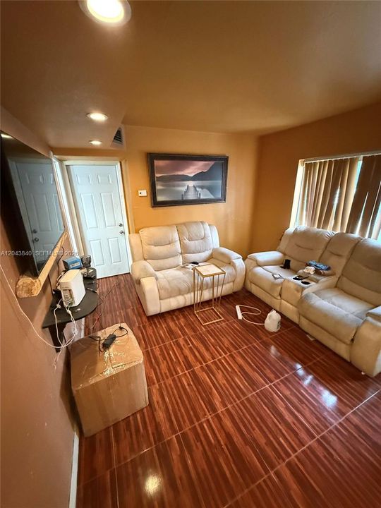 На продажу: $289,999 (2 спален, 1 ванн, 885 Квадратных фут)