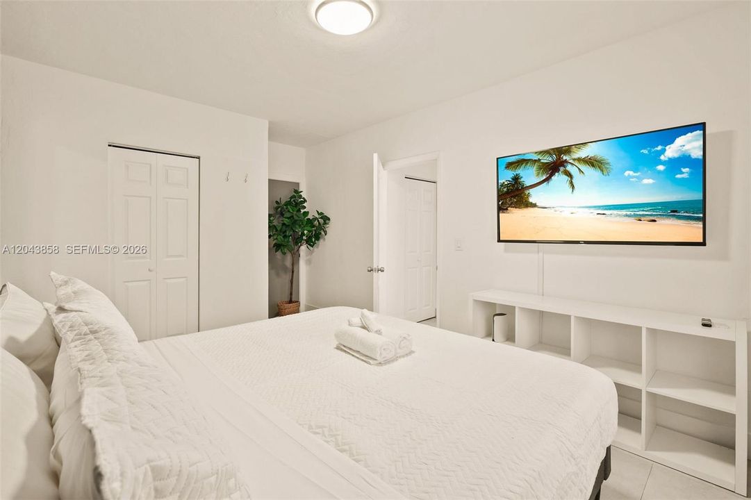 For Rent: $1,990 (1 beds, 1 baths, 10880 Square Feet)