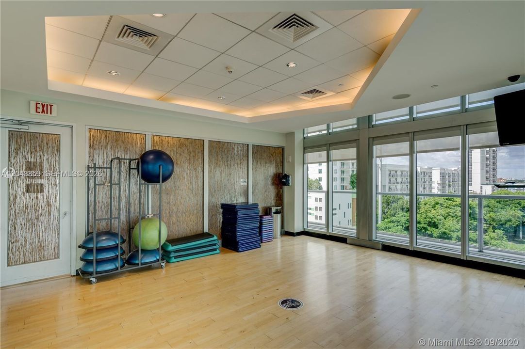 For Sale: $635,000 (2 beds, 2 baths, 1099 Square Feet)