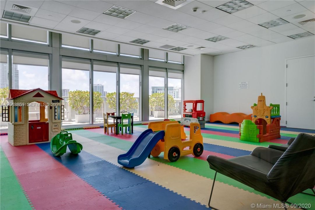 For Sale: $635,000 (2 beds, 2 baths, 1099 Square Feet)