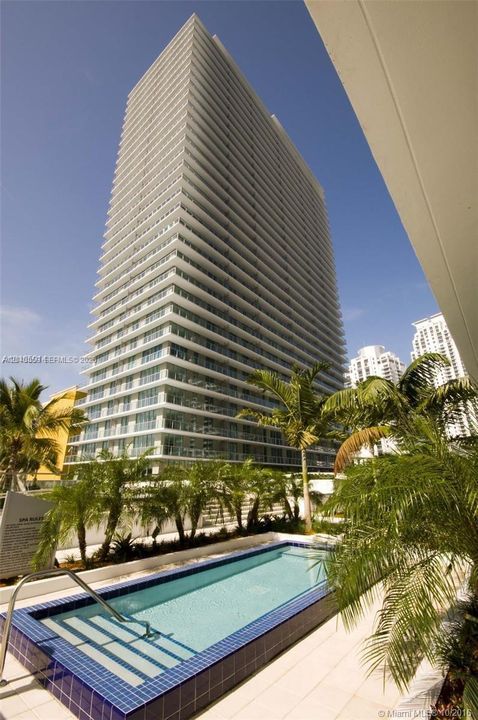 For Sale: $635,000 (2 beds, 2 baths, 1099 Square Feet)