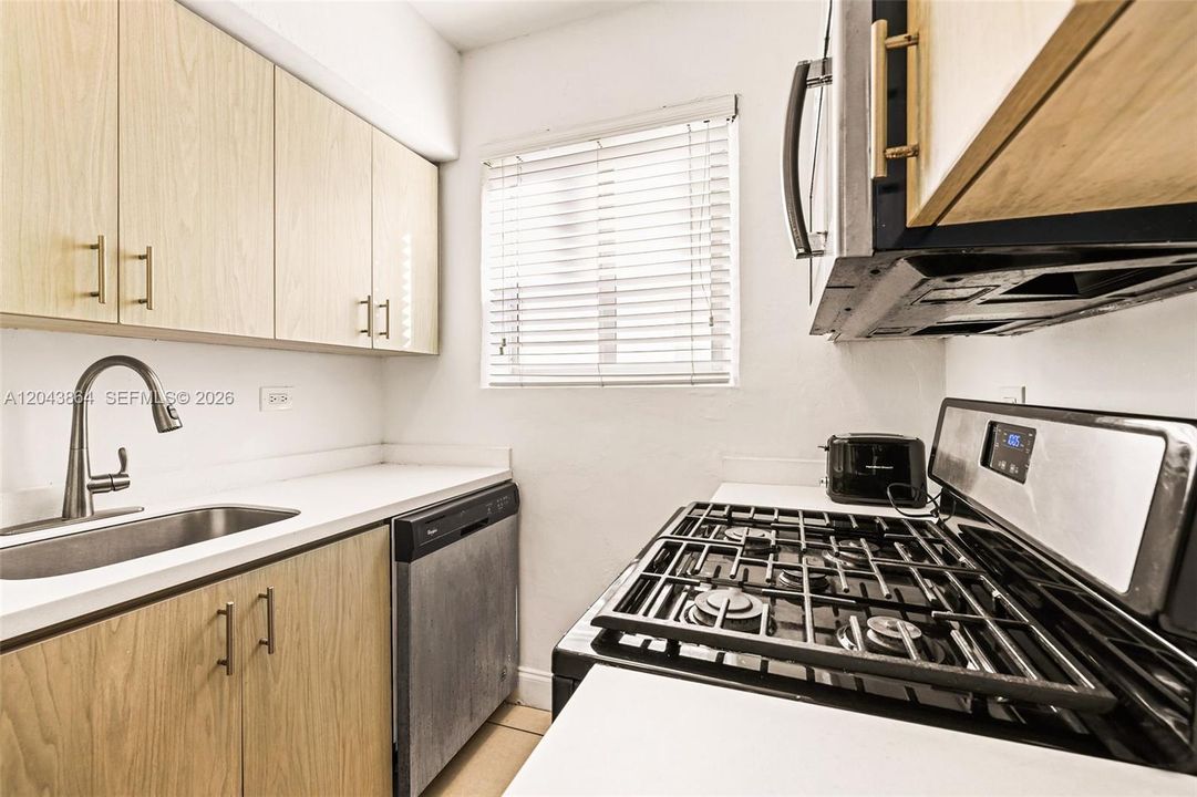 For Rent: $1,990 (1 beds, 1 baths, 10880 Square Feet)