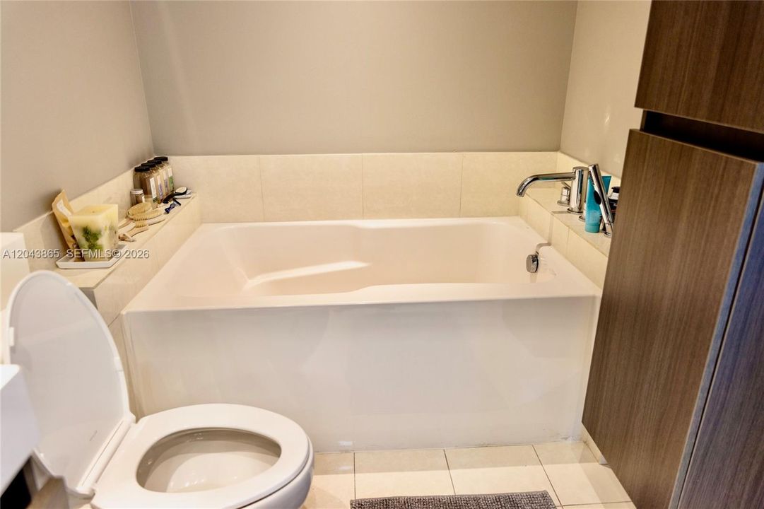 For Sale: $699,000 (2 beds, 2 baths, 1380 Square Feet)