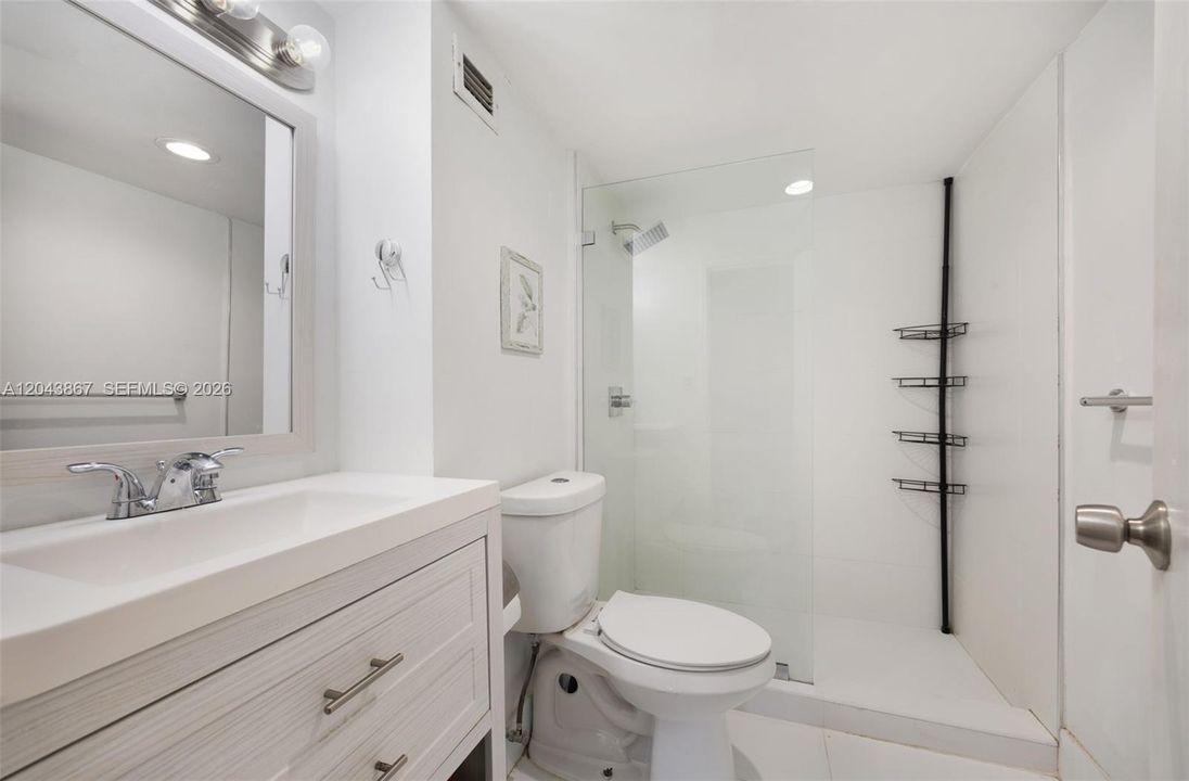 For Rent: $2,500 (1 beds, 1 baths, 804 Square Feet)