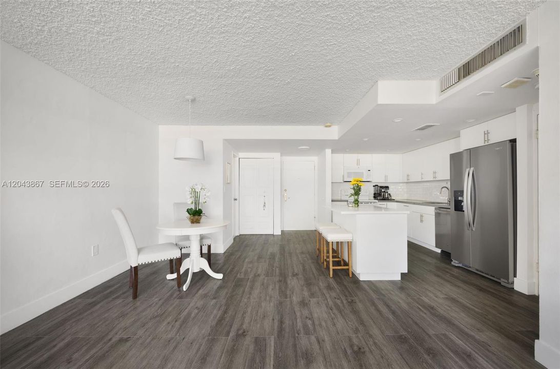 For Rent: $2,500 (1 beds, 1 baths, 804 Square Feet)