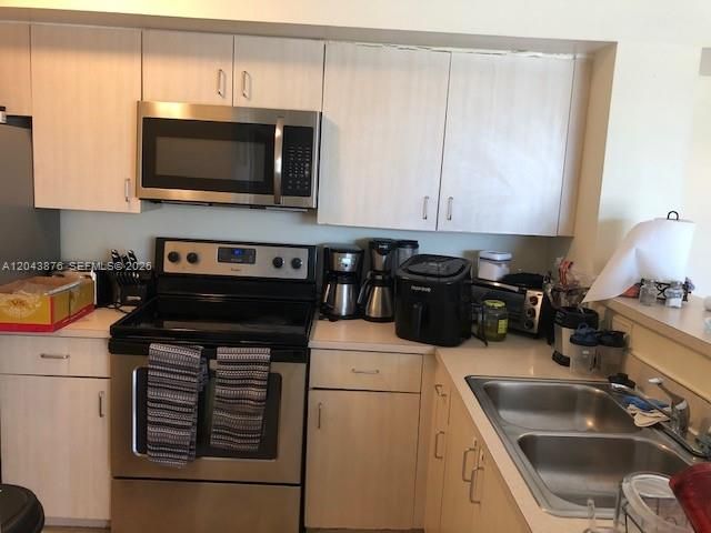 For Rent: $2,175 (2 beds, 1 baths, 922 Square Feet)