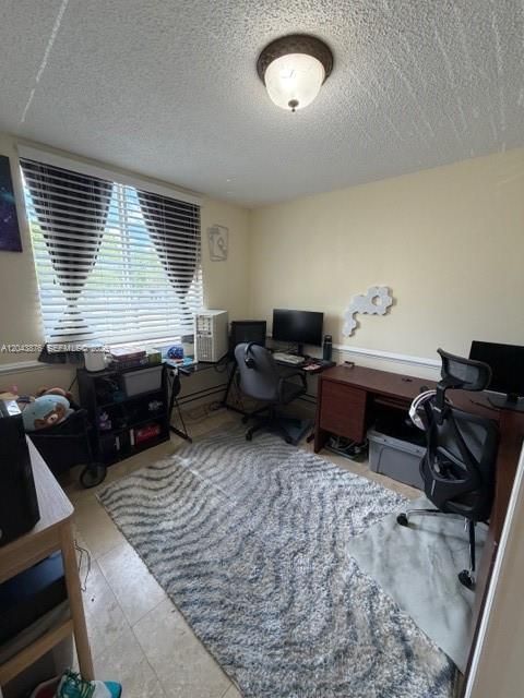 For Rent: $2,175 (2 beds, 1 baths, 922 Square Feet)