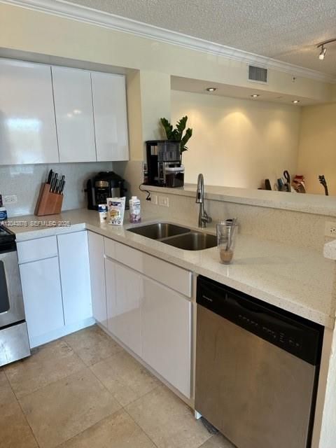 For Rent: $2,175 (2 beds, 1 baths, 922 Square Feet)
