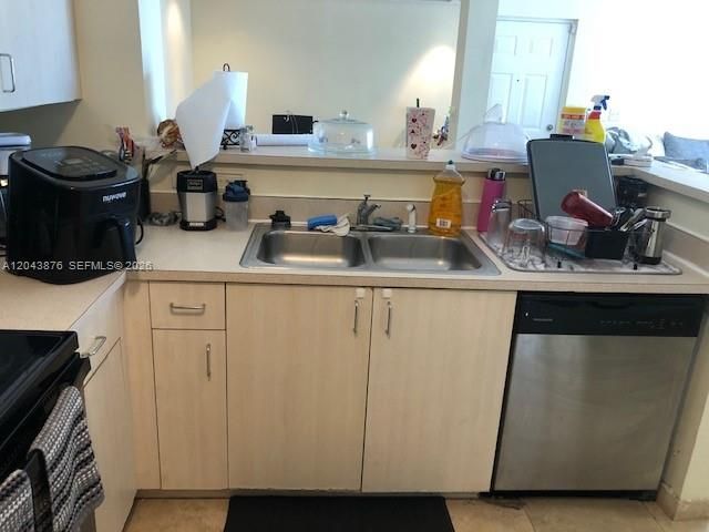 For Rent: $2,175 (2 beds, 1 baths, 922 Square Feet)