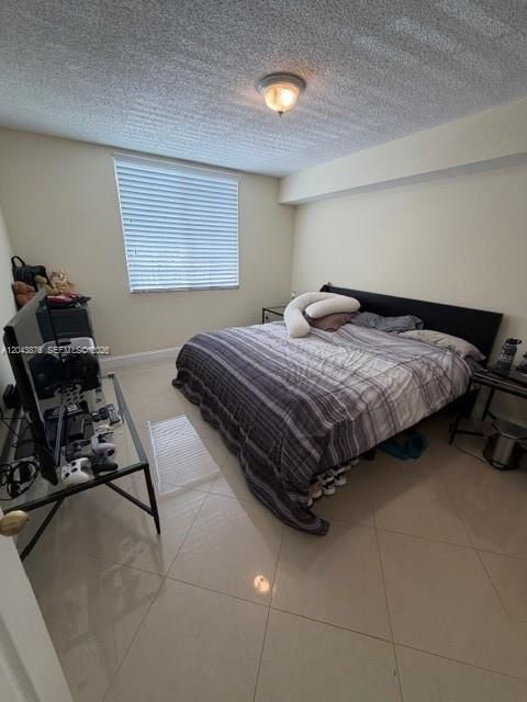 For Rent: $2,175 (2 beds, 1 baths, 922 Square Feet)