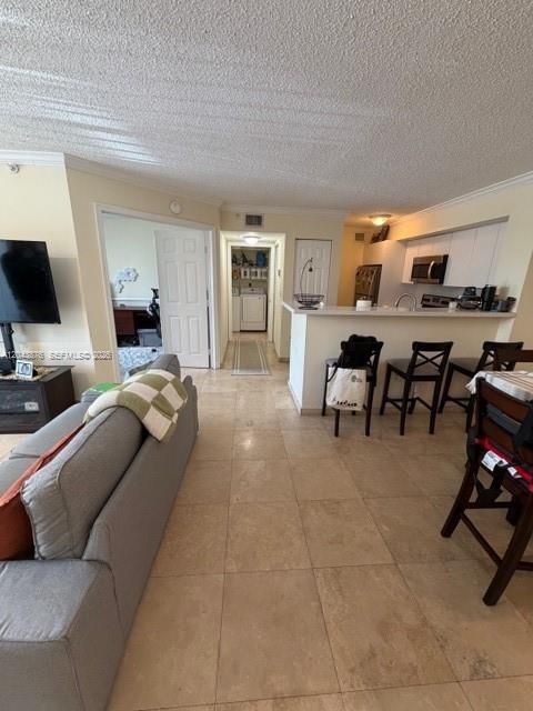 For Rent: $2,175 (2 beds, 1 baths, 922 Square Feet)