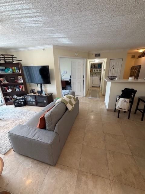 For Rent: $2,175 (2 beds, 1 baths, 922 Square Feet)