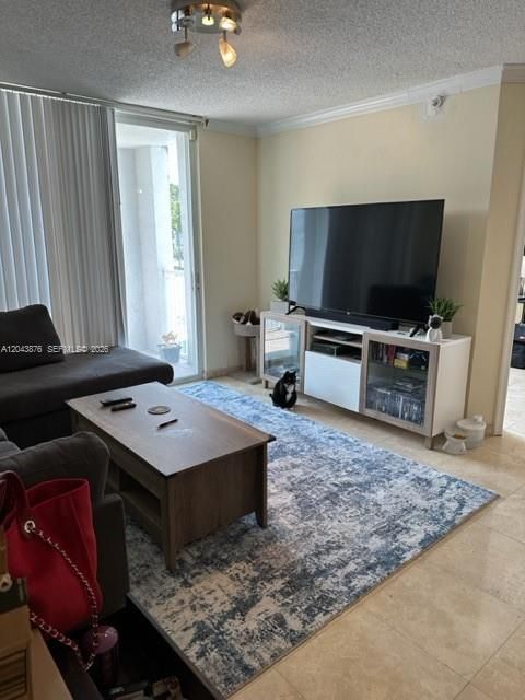 For Rent: $2,175 (2 beds, 1 baths, 922 Square Feet)