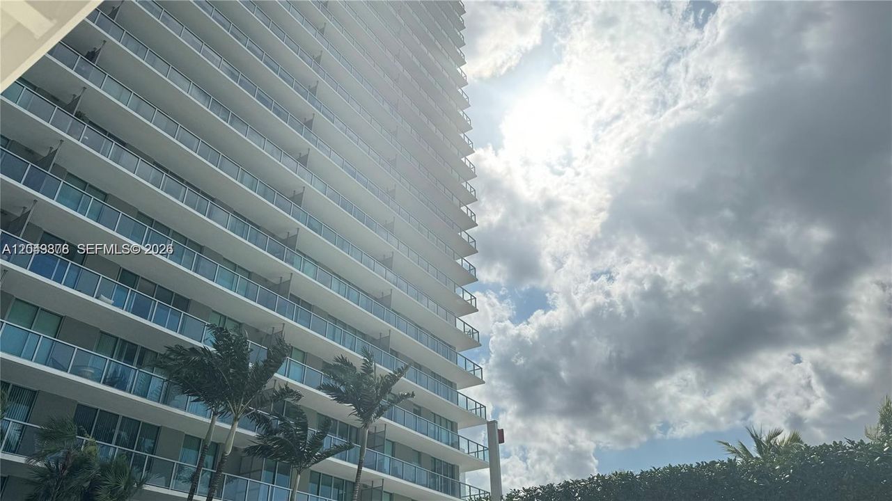 For Rent: $2,950 (1 beds, 1 baths, 707 Square Feet)