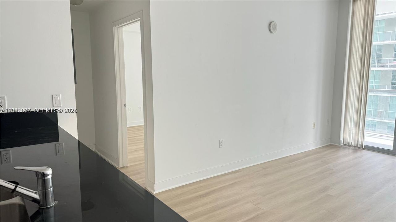 For Rent: $2,950 (1 beds, 1 baths, 707 Square Feet)