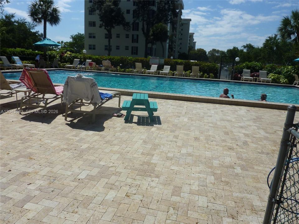 For Sale: $159,987 (1 beds, 1 baths, 860 Square Feet)