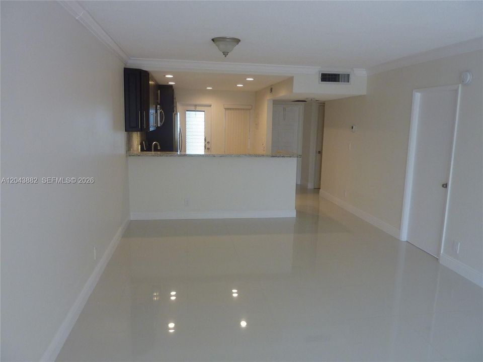 For Sale: $159,987 (1 beds, 1 baths, 860 Square Feet)