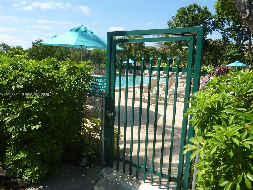 For Sale: $159,987 (1 beds, 1 baths, 860 Square Feet)