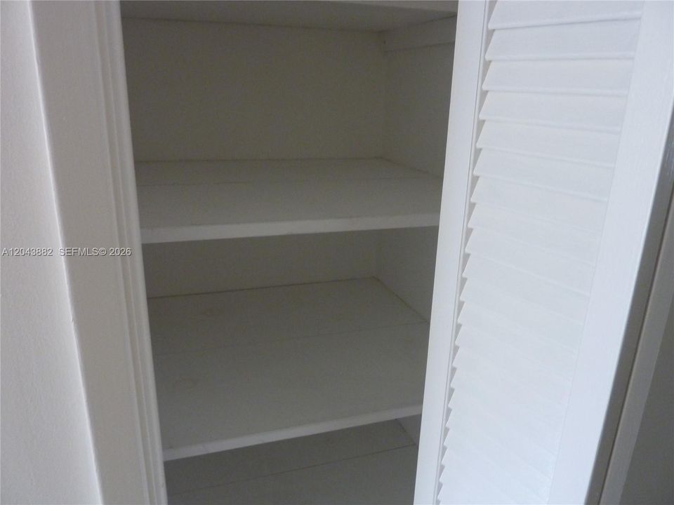 For Sale: $159,987 (1 beds, 1 baths, 860 Square Feet)