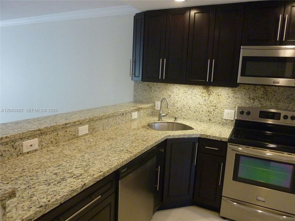 For Sale: $159,987 (1 beds, 1 baths, 860 Square Feet)