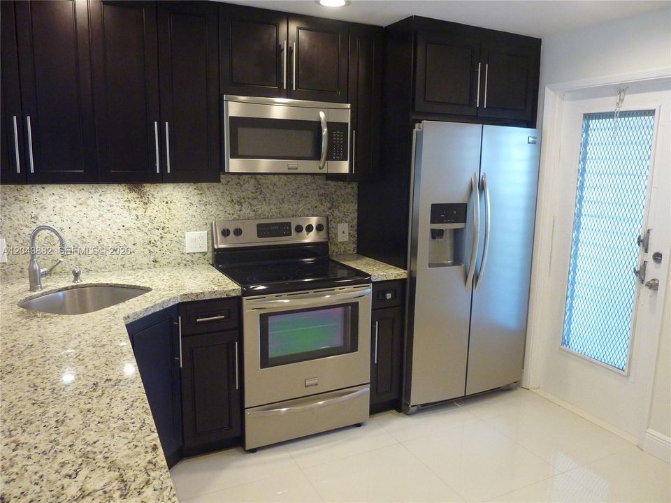 For Sale: $159,987 (1 beds, 1 baths, 860 Square Feet)