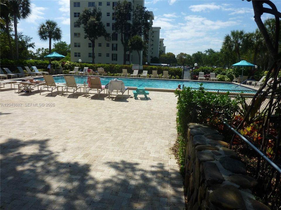 For Sale: $159,987 (1 beds, 1 baths, 860 Square Feet)