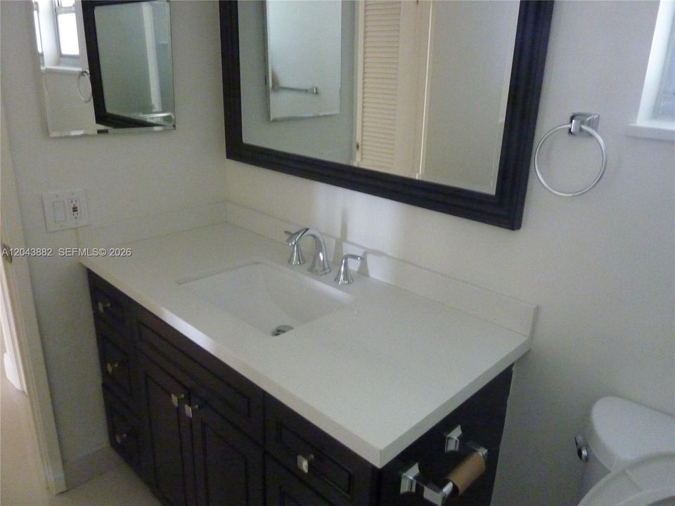 For Sale: $159,987 (1 beds, 1 baths, 860 Square Feet)