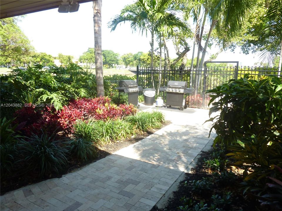 For Sale: $159,987 (1 beds, 1 baths, 860 Square Feet)