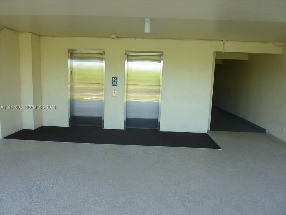 For Sale: $159,987 (1 beds, 1 baths, 860 Square Feet)