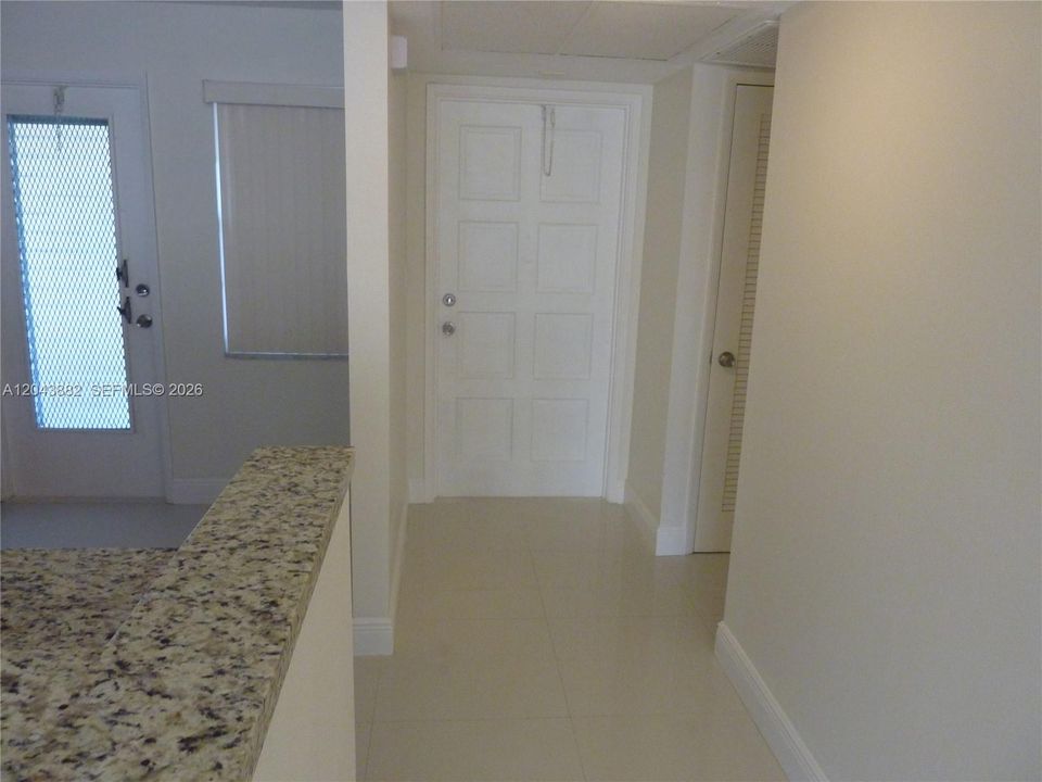 For Sale: $159,987 (1 beds, 1 baths, 860 Square Feet)