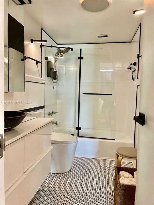 For Rent: $3,300 (2 beds, 2 baths, 920 Square Feet)