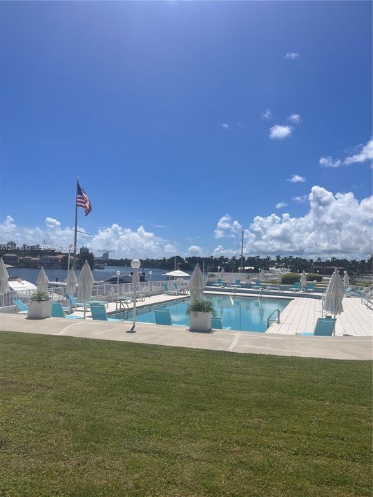 For Rent: $3,300 (2 beds, 2 baths, 920 Square Feet)